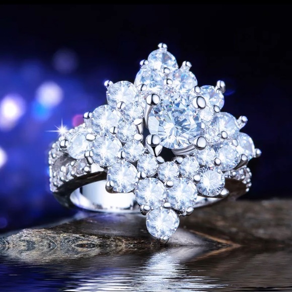 Jewelry - ✨Silver Flower Ring✨